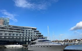 Superyacht On 5 Star Ocean Village Marina, Southampton - Minutes Away From City Centre And Cruise Terminals - Free Parking Included